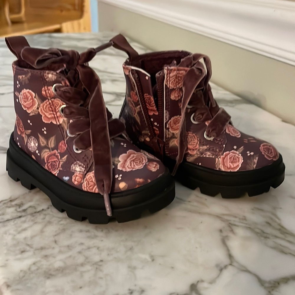 Infant/Toddler girls H&M flowered boots, size 4-5. Excellent condition!!